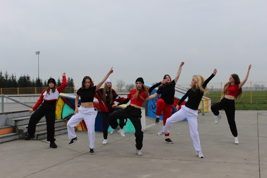 Międzynarodowy Dzień Tańca. Uczniowie "Różowej" przygotowali teledysk z Grodziskiem i tańcem w roli głównej 