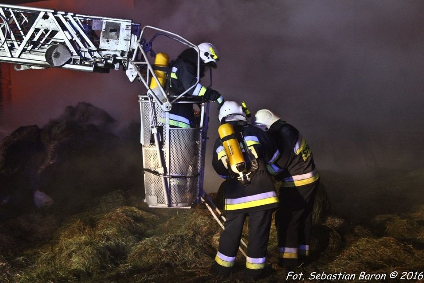 Pożar w Zbrosławicach w ośrodku jeździeckim [ZDJĘCIA]: Spłonęło 300 ton słomy
