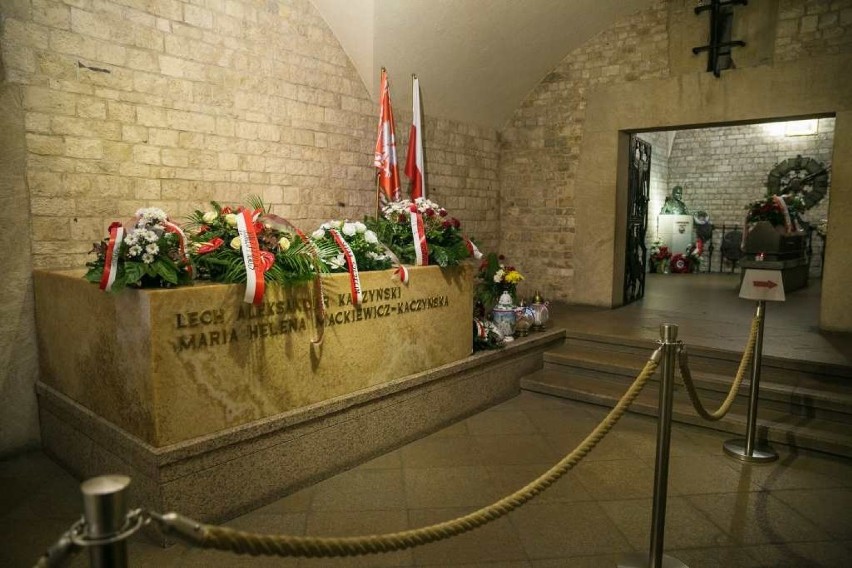 Kraków. Sarkofag Lecha i Marii Kaczyńskich zostanie jednak wymieniony w całości [ZDJĘCIA, WIDEO]