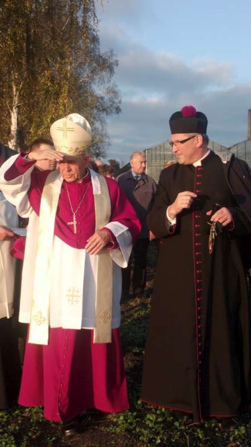 Biskup poświęcił nowy cmentarz w Pleszewie