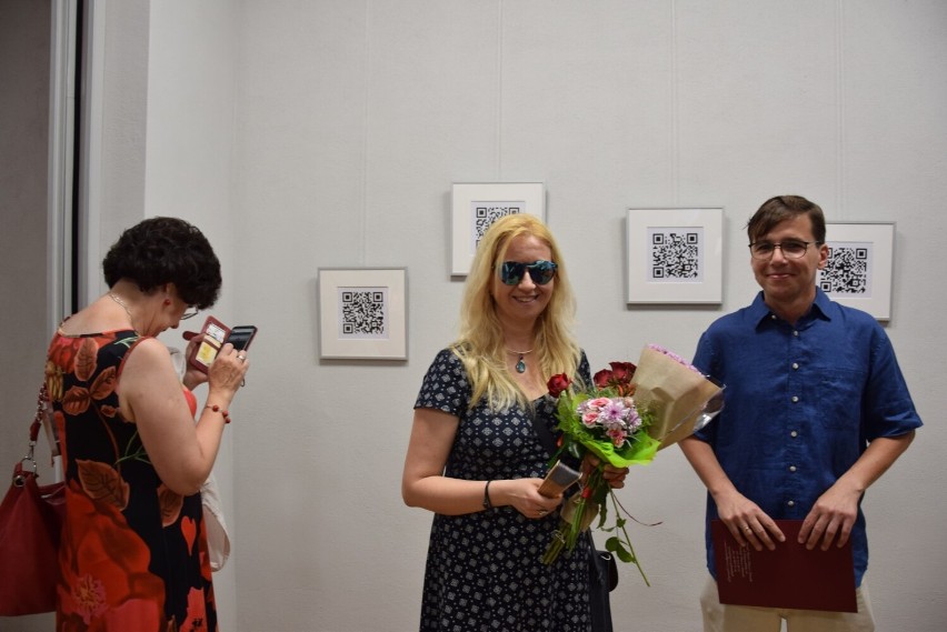 Multimedialna wystawa fotografii Magdaleny Tuźnik w Domu Wiedemanna w Pruszczu. Niezwykłe zdjęcia w kodach QR |ZDJĘCIA