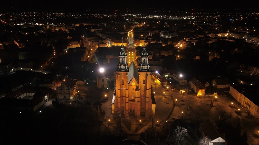Wspaniała rozświetlona katedra gnieźnieńska na zdjęciach z drona [FOTO]