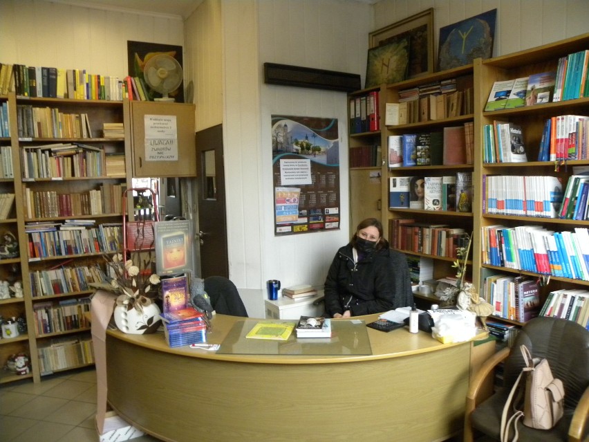Magia książek w antykwariacie przy ul. Warszawskiej. Miejsce, które warto wesprzeć w trudnych czasach. ZDJĘCIA
