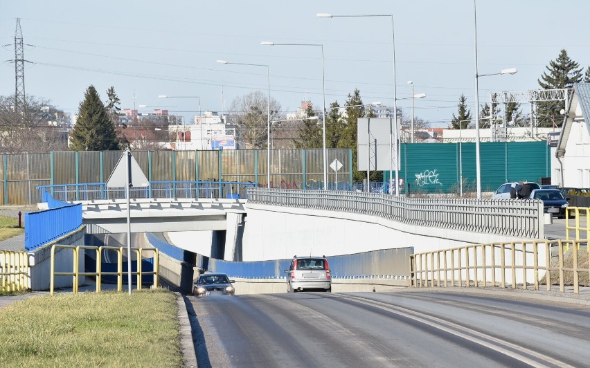 Malbork. Wulgaryzmy z "tunelu", czyli wiaduktu kolejowego na ulicy de Gaulle'a na razie nie znikną 