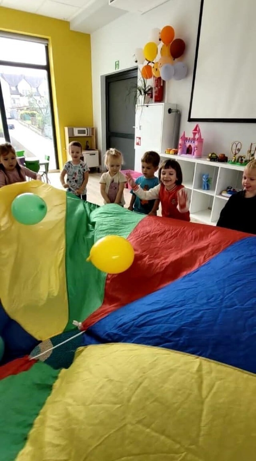 Dzieci z "AQQ tu Odkrywca" Dwujęzycznego Przedszkola w Kielcach obchodzili swoje święto. Zobacz jak bawili się podczas Dnia Przedszkolaka