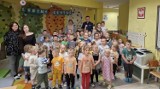 Ogólnopolski Tydzień Czytania Dzieciom w bibliotece w Kazimierzy Wielkiej. Bajki czytali policjant i radca prawny. Zobaczcie zdjęci