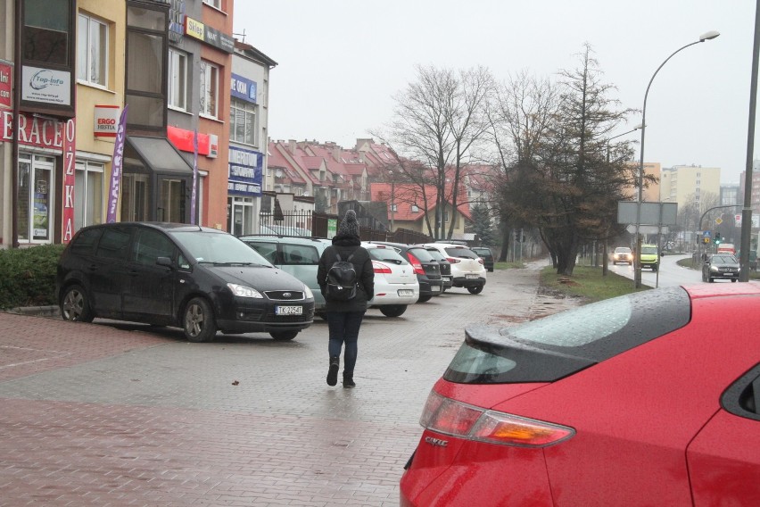 Kierowcy jeżdżą to po chodniku! Piesi w niebezpieczeństwie (WIDEO, zdjęcia)  