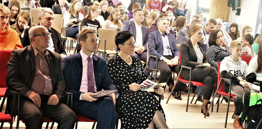 Konferencja ekologiczna Eko Mozaika 2019 w Opocznie. Przed starostwem prezentowano stację ładowania pojazdów elektrycznych [zdjęcia]