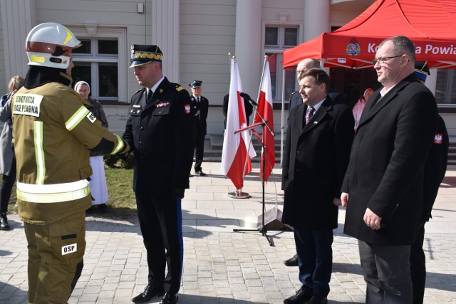 Broniszewice. Komenda PSP w Pleszewie przekazała samochód ratowniczy dla Domu Chłopaków i OSP w Broniszewicach