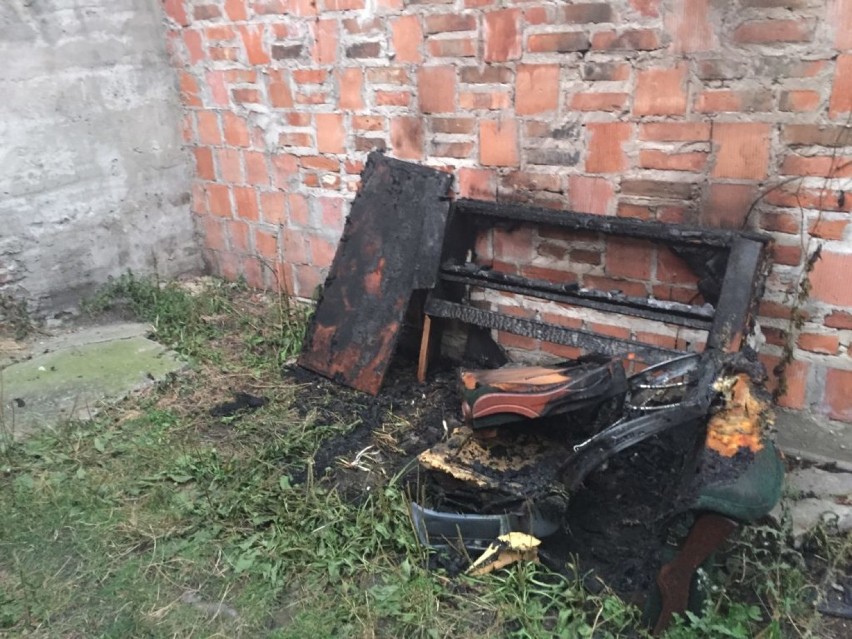 Strażnicy miejscy gasili pożar w centrum Tomaszowa Mazowieckiego [ZDJĘCIA]