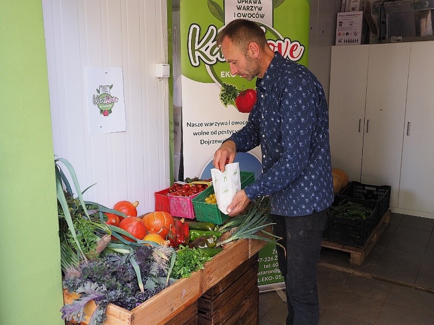 Kamil Staroń dostarcza warzywa do drzwi klienta, a także do...