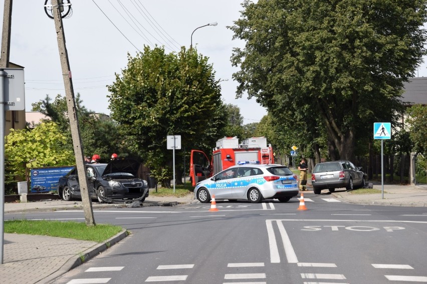 Wypadek na skrzyżowaniu ulic Głównej i Łąkowej  w Zduńskiej Woli  ZDJĘCIA