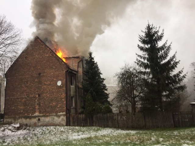 Tragiczny pożar w Bytomiu, w dzielnicy Miechowice. Nie żyje jedna osoba.