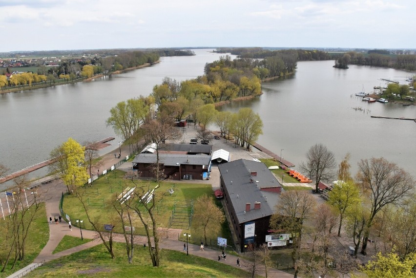 Widok na południową stronę i goplański krajobraz. Na...