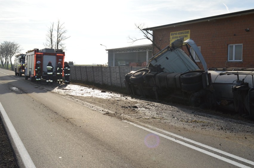 Wypadek na krajówce w gminie Pątnów. Kierowca ciężarówki został ranny [FOTO]