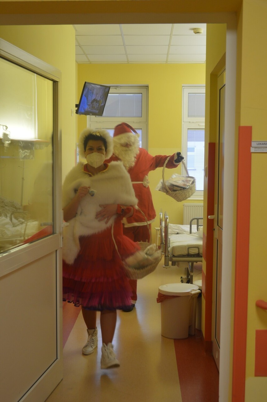 Mikołaj odwiedził szpital na Winiarach. Przyniósł prezenty dla małych pacjentów