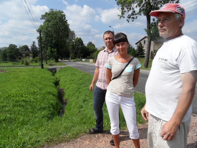 Rów na ul. Zawadzkiego przebrał i woda   zalała mieszkańców Rudołtowic