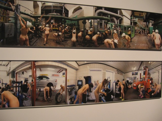 Na wielkoformatowych fotografiach ukazane są nagie kobiety, które wykonują "męskie" zawody.