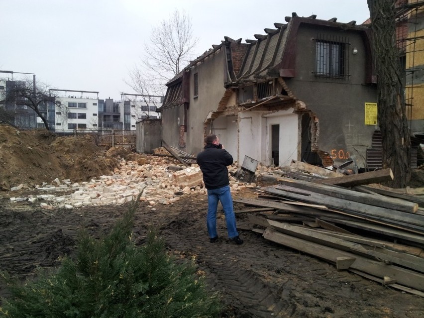 Katastrofa budowlana w Katowicach na Piotrowickiej. Zawaliła się część przychodni lekarskiej [FOTO]