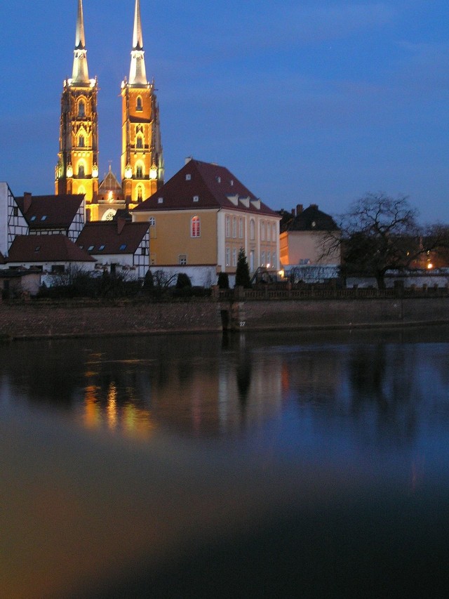 Widok katedry z Wyspy Piaskowej. Fot. Kamil Drejer