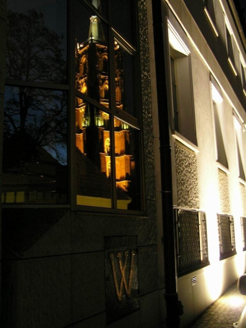 Katedra odbita w oknach Domu Jana Pawła II. Fot. Kamil...