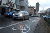 Kraków: mieszkańcy krytykują zmiany na os. Oficerskim. Ścieżka rowerowa kosztem parkingu