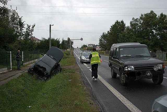 Do wypadku doszło kilkanaście minut po godz. 8. w Hadykówce na drodze relacji Radom - Rzeszów. Kierujacy land roverem, 48-letni mieszkaniec powiatu tarnobrzeskiego uderzył w tył skręcającego w prawo fiata sieny.