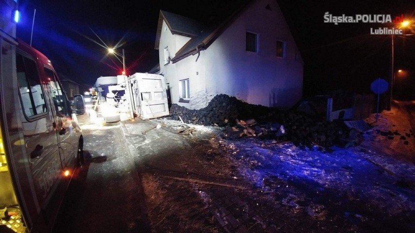 Sieraków Śląski: Ciężarówka z węglem wypadła z drogi [ZDJĘCIA]