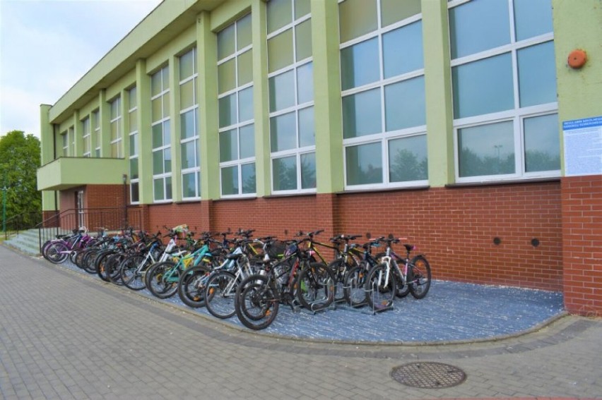 Uczniowie SP nr 1 w Sierakowicach dostali w prezencie parking rowerowy