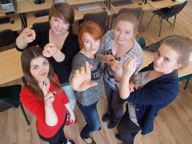 -&nbsp;Jedziemy na finał. Trzymajcie za nas kciuki! - mówią (od lewej) Aleksandra Masłowska, Karolina Skwarek, nauczycielka Elżbieta Tomczyk - Bazela, Paulina Skwarek i Natalia Pilimon.