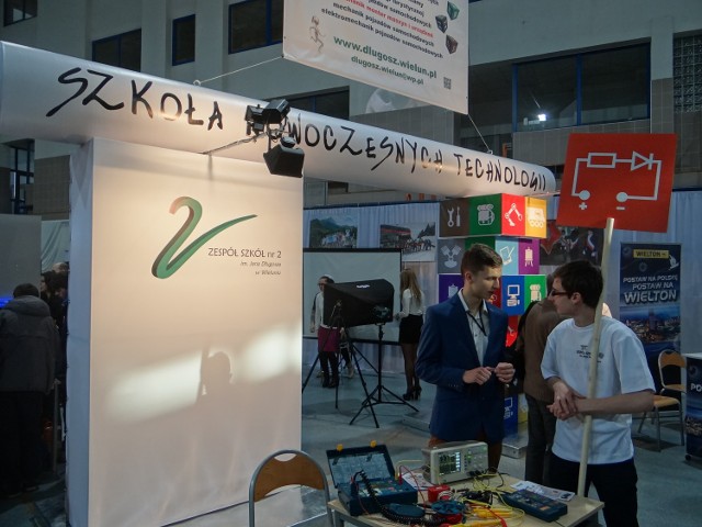 Stoisko ZS nr 2 na targach edukacyjnych. Placówka promuje się sloganem “Szkoła nowoczesnych technologii”