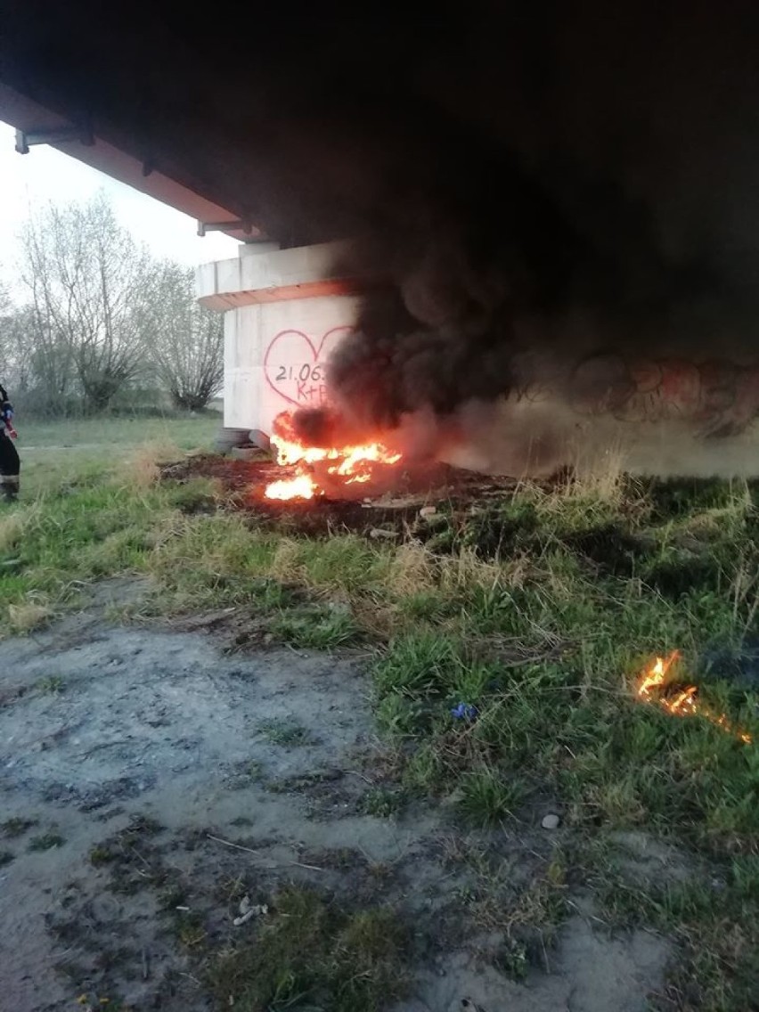 Pożar pod mostem w Biskupicach Radłowskich. Paliły się opony