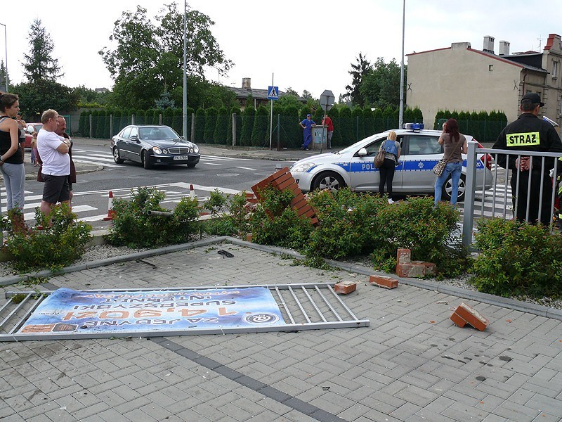 Kalisz: Wypadek na skrzyżowaniu ulic Polnej i Widok. Pijany kierowca uciekał przed policją. ZDJĘCIA