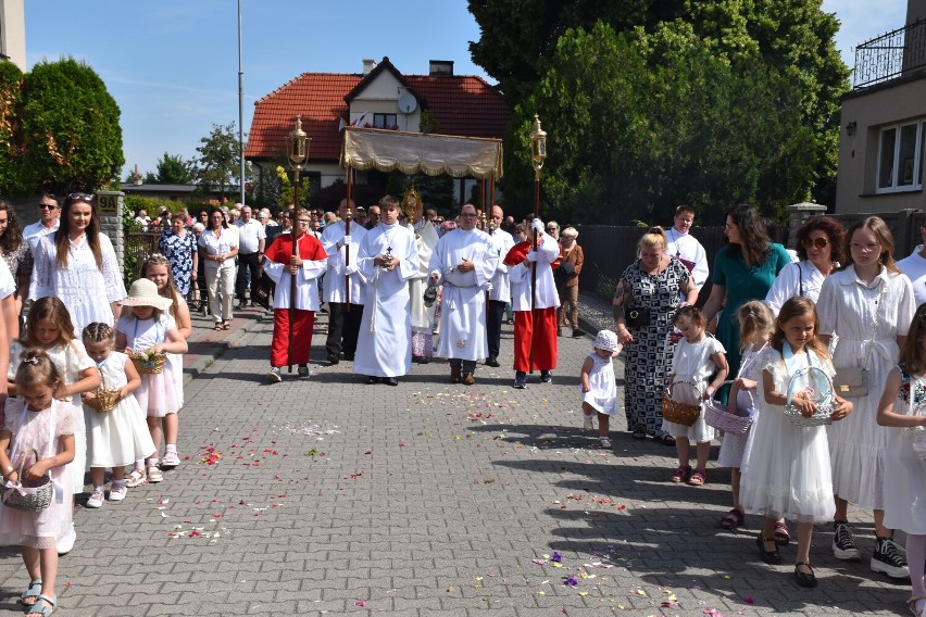 Boże Ciało 2022. Tłumy na procesji Bożego Ciała w Pleszewie....