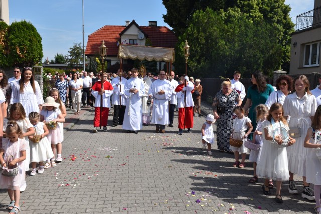 Boże Ciało 2022. Tłumy na procesji Bożego Ciała w Pleszewie. Procesja Bożego Ciała w parafii pw. św. Floriana w Pleszewie [16.06.2022]