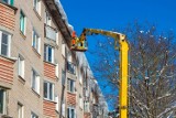 Śnieg, sople i lód z budynku spowodowały szkody? Sprawdź, kto za nie odpowiada. Kto powinien odśnieżać dach i elewację?