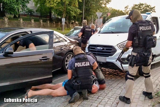 Pobicie pod dyskoteką w Zielonej Górze. Policjanci zatrzymali pięciu mężczyzn.