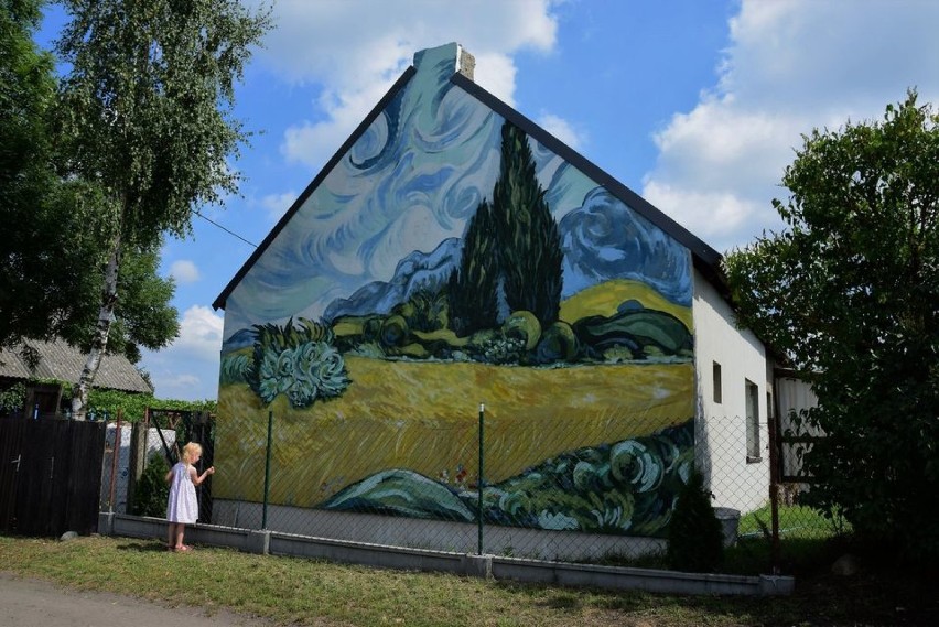 Wieś Brzózki (gmina Szubin) słynie z murali, które zdobią...