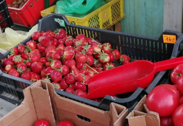 Na bazarach najczęściej truskawki sprzedaje się na kilogramy lub w łubiankach. Nie znajdziemy naklejek lub oznaczeń, musimy zaufać sprzedawcy.