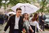 Nowy Sącz. W strugach deszczu uczniowie sądeckich szkół rozpoczęli nowy rok szkolny. Wrócili do nauki stacjonarnej [ZDJĘCIA]