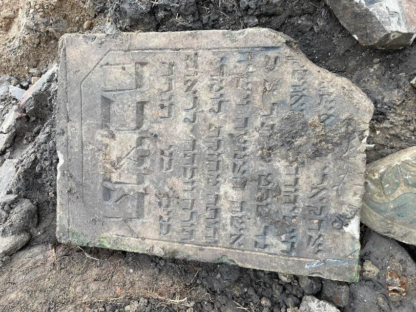 Żydowskie macewy odkryto podczas budowy drogi w gminie...