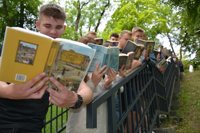 - Jak nie czytam, jak czytam! - pokazują uczniowie i nauczyciele Zespołu Szkół Zawodowych w Oleśnie.