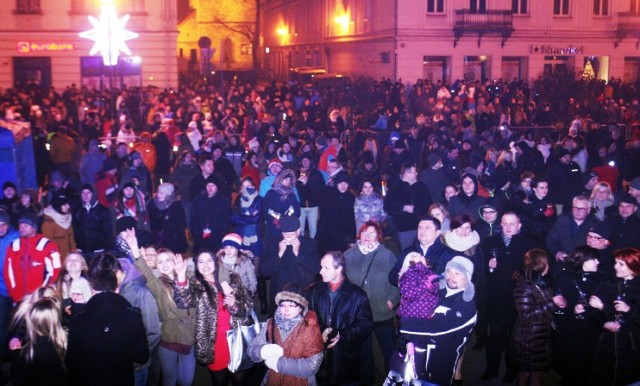 Sylwestrowa zabawa na rynku sprzed lat. Tak się bawił Nowy Sącz