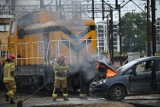 Wypadek na torach w Warszawie. Rozpędzona lokomotywa wjechała w auto. Przerażająca symulacja zderzenia i ćwiczenia służb