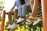 Tych butów nie noś w upały! Ortopeda poleca najlepsze buty na lato dla kobiet, mężczyzn i dzieci