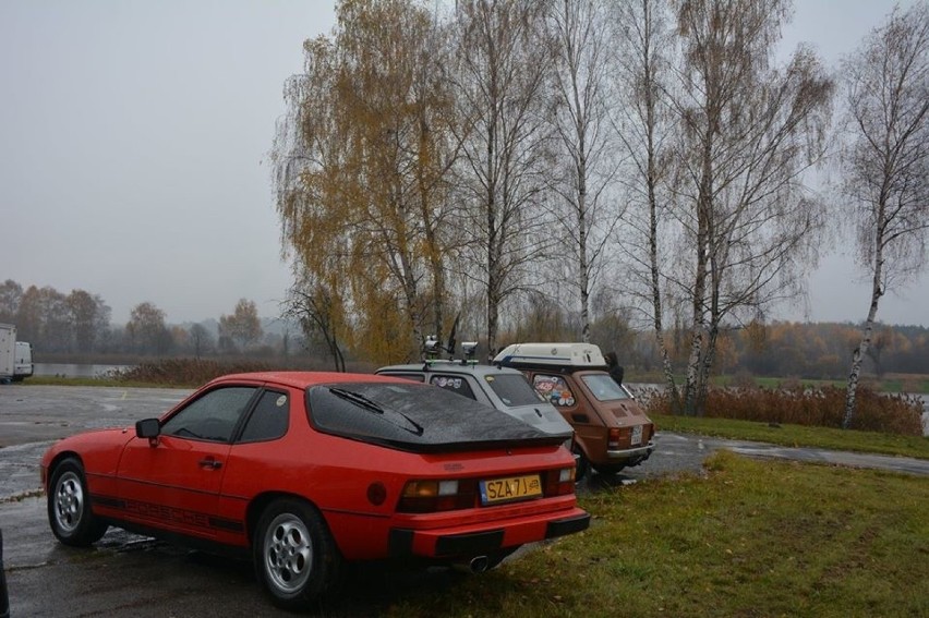 Motoryzacyjne klasyki nad zalewem Mitręga w Łazach ZDJĘCIA