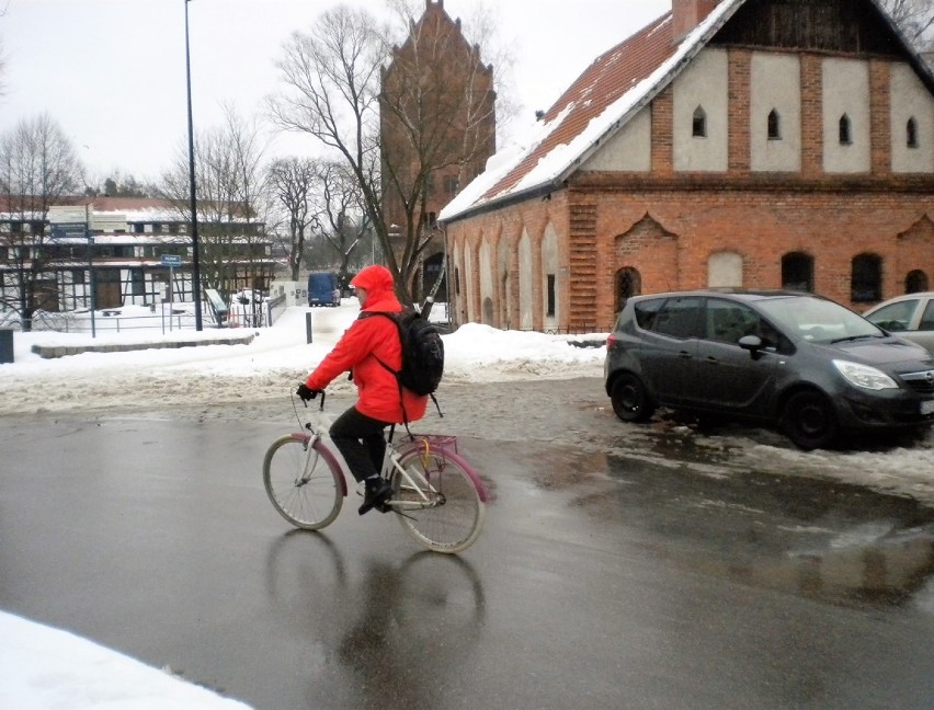 W śródmieściu zawalone śniegiem chodniki, rowerzyści...