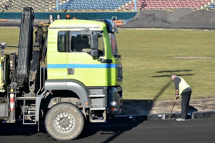 Trwa modernizacja toru żużlowego na stadionie przy ul. Bydgoskiej w Pile. Zobaczcie zdjęcia