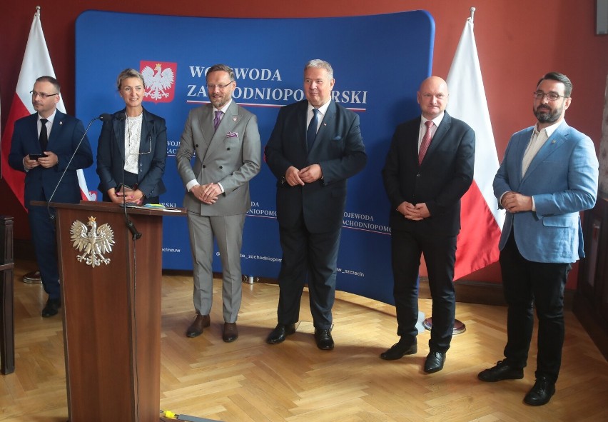 Wojewoda Zbigniew Bogucki podpisał ze samorządowcami umowy w...