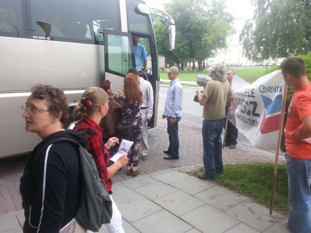 W poniedziałek w Zamościu przed jednym z hoteli na Rynku Starego Miasta mieszkańcy i mieszkanki pobliskich wsi spotkali się z przedstawicielami rumuńskich władz samorządowych, którzy przyjechali do Polski na zaproszenie korporacji Chevron.